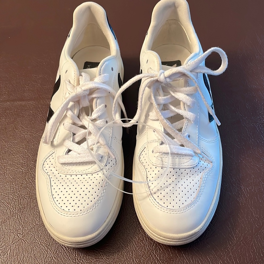 VEJA women’s sneakers. Leather with black logo and trim. Size 9  Brand New